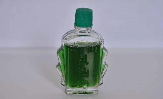 風油精和清凉油都是夏季必備的藥品。平時感冒、頭暈、蚊蟲叮咬都