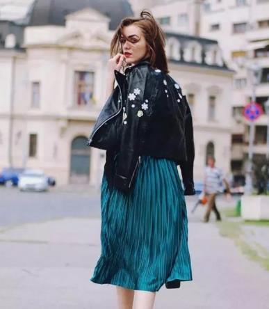 百褶裙搭配什麼上衣暖春的美好從裙擺開始