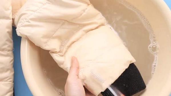 白色羽絨服髒了怎麼清洗小妙招冬季羽絨服清洗保養小知識
