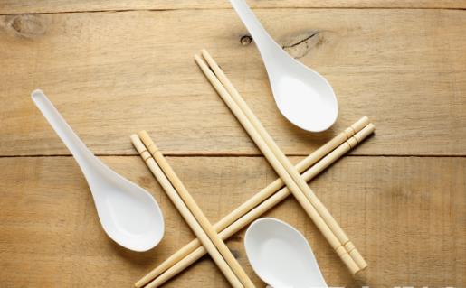 變色筷子別再用聞一聞看一看辨別筷子過期沒