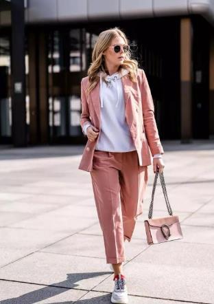 白色連帽衛衣搭配就是這麼潮