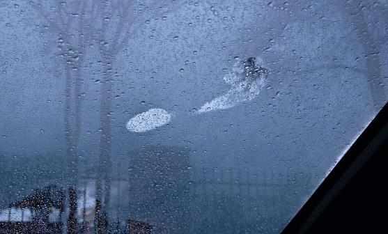 偷偷告訴你讓車窗不再起霧的小竅門