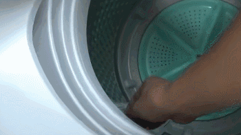 剛洗好的衣服總是會沾滿毛絮原因簡易清潔洗衣機方法小竅門