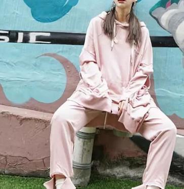 粉色衛衣配什麼褲子如同糖果般甜美俏皮