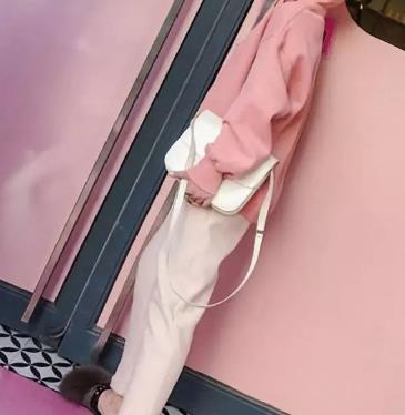 粉色衛衣配什麼褲子如同糖果般甜美俏皮