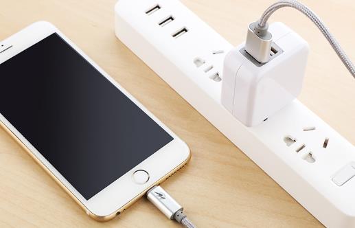 手機的充電誤區邊充邊玩傷手機也傷身體