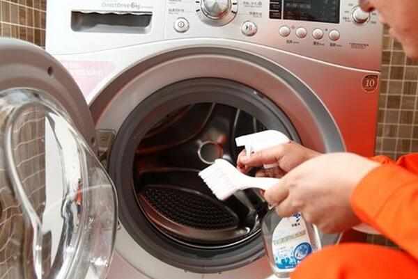 剛洗好的衣服總是會沾滿毛絮原因簡易清潔洗衣機方法小竅門