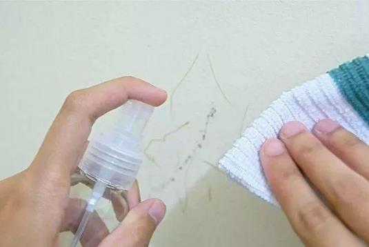 家裡白牆無論有多髒不用一滴水都能搞定清潔乾淨