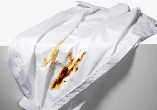分享生活中實用小技巧白衣服上碰到油漬用洗潔精洗