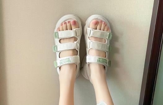 凉鞋泡水發臭原因是什麼凉鞋裡面太滑怎麼辦