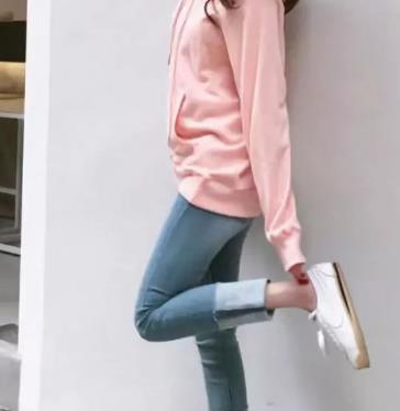 粉色衛衣配什麼褲子如同糖果般甜美俏皮