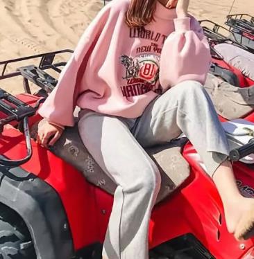 粉色衛衣配什麼褲子如同糖果般甜美俏皮