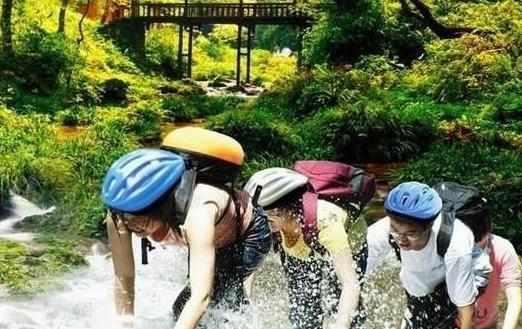 老年人選擇去旅遊準備旅遊需要注意的十個地方