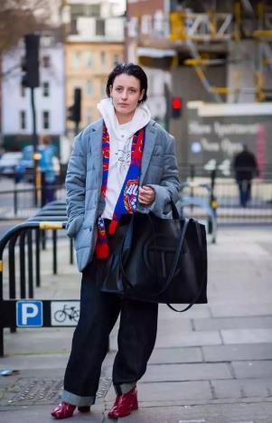 白色連帽衛衣搭配就是這麼潮