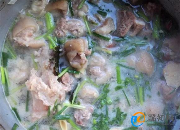 猪食菜炖鸡的做法