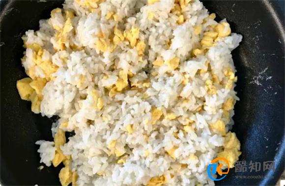吃剩的米饭不用二次蒸 淋三个鸡蛋炒着吃 出锅比吃肉还香