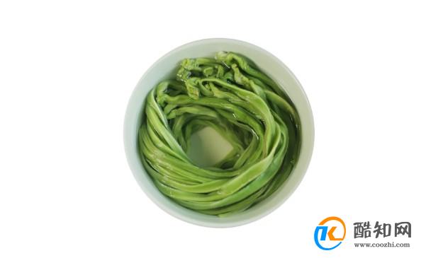 贡菜很绿是染色的吗
