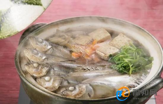 野生小杂鱼用热水煮出来的汤，比牛奶还要浓白