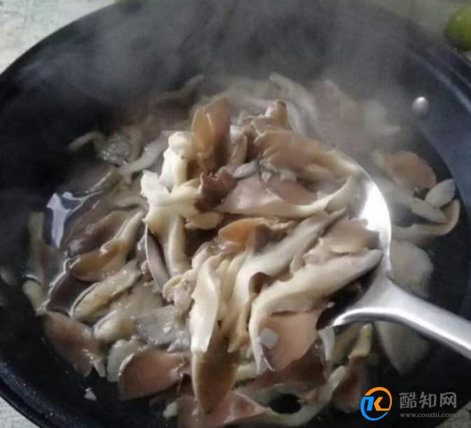 炒蘑菇需要焯水吗
