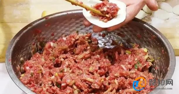 肉馅想要好吃，调馅时多加2样，鲜嫩多汁，油润鲜香，没一点腥味