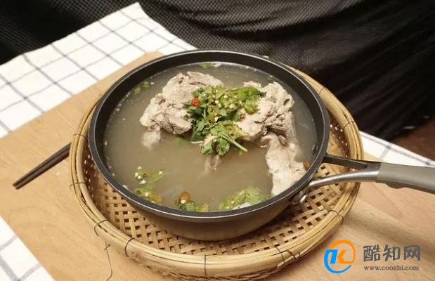 炖大骨头汤，切记不要直接熬，掌握这些技巧，熬出来的汤浓白鲜香
